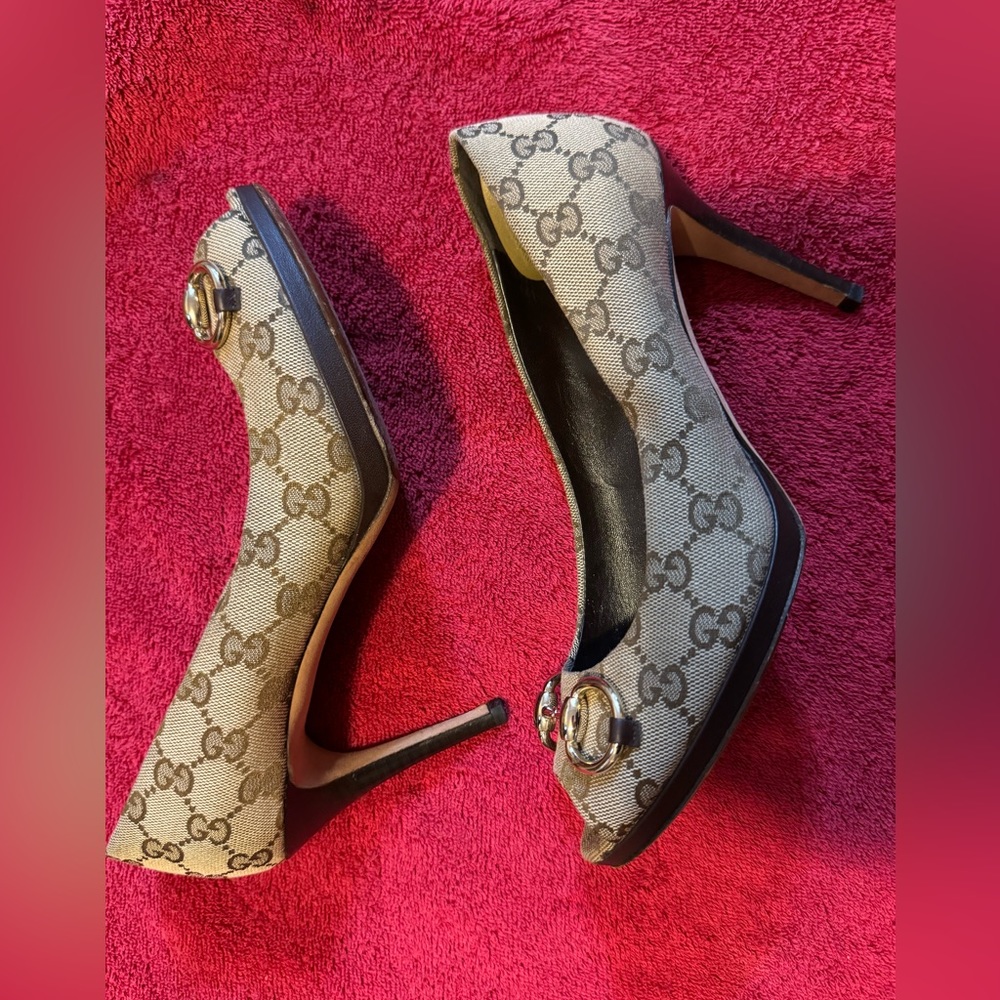 AUTHENTIC Gucci Horsebit peep toe pumps. Size 38.5  (3-3.5 inch heel) Classic!